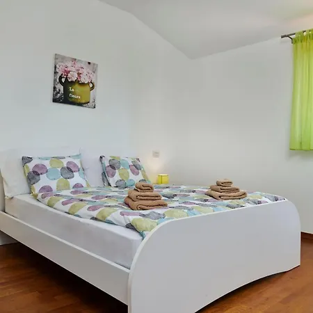 Bartona For 8 Persons With Private Swimmingpool Pula