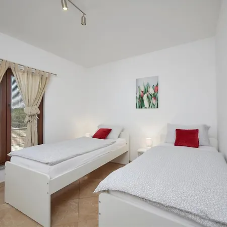 Bartona For 8 Persons With Private Swimmingpool * Póla