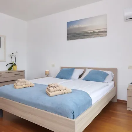 Bartona For 8 Persons With Private Swimmingpool * Póla