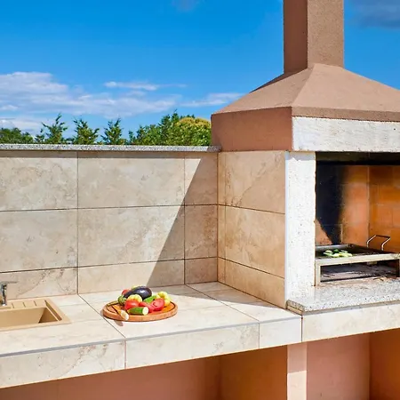 Bartona For 8 Persons With Private Swimmingpool * Póla