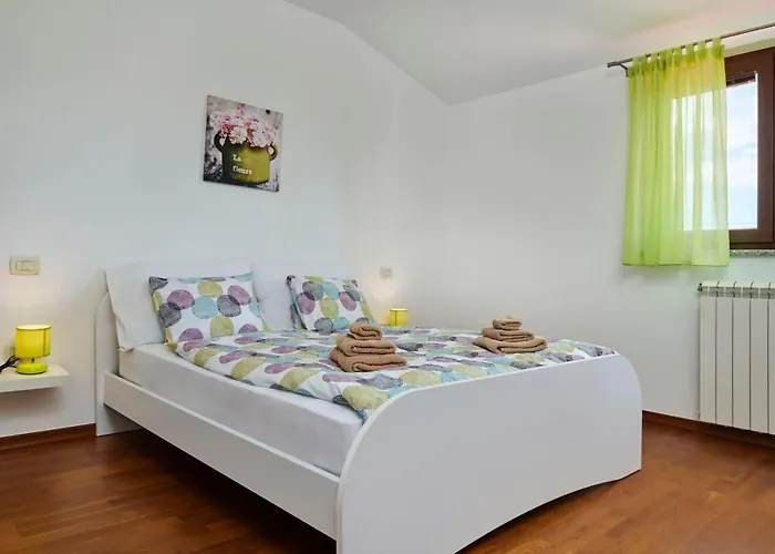 Bartona For 8 Persons With Private Swimmingpool Pula