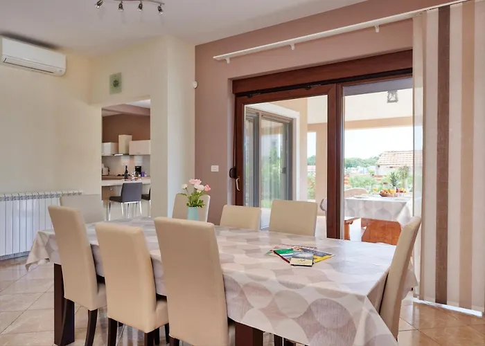 Bartona For 8 Persons With Private Swimmingpool וילה *