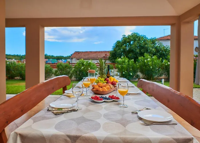 Villa Bartona For 8 Persons With Private Swimmingpool Pula