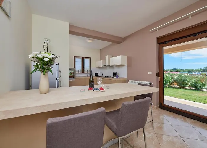 Bartona For 8 Persons With Private Swimmingpool וילה פולה