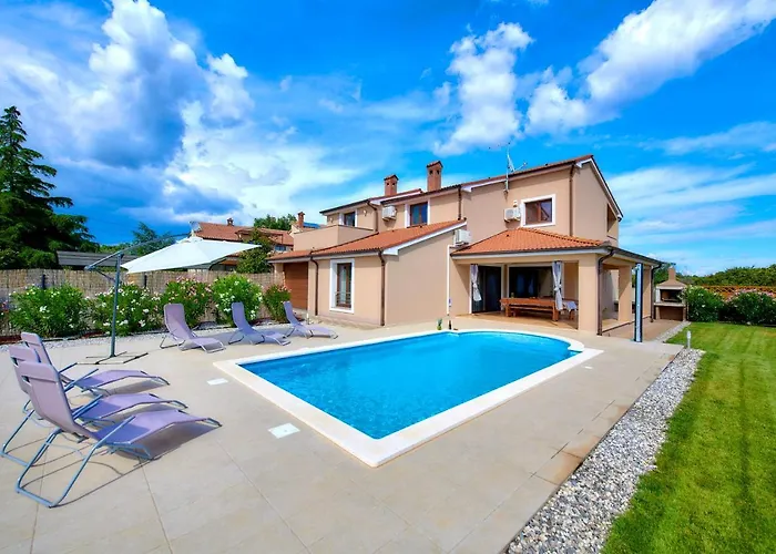 Villa Bartona For 8 Persons With Private Swimmingpool Pola