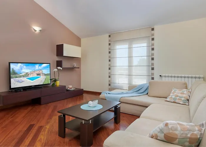 Bartona For 8 Persons With Private Swimmingpool פולה