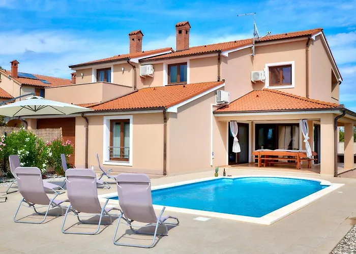 Bartona For 8 Persons With Private Swimmingpool * פולה