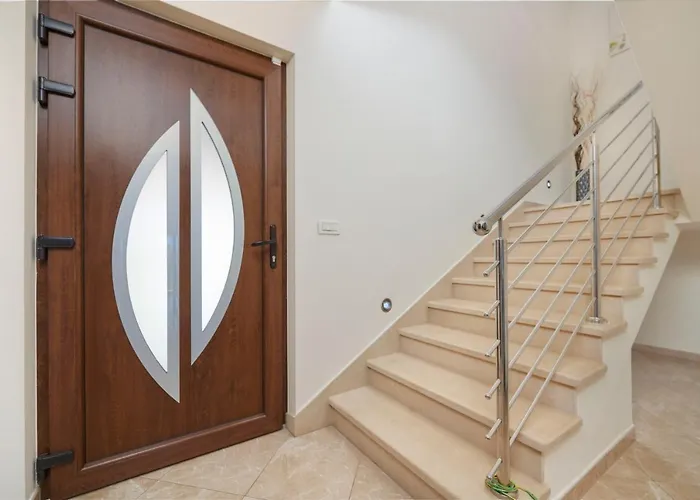 Bartona For 8 Persons With Private Swimmingpool פולה