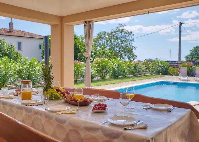 Bartona For 8 Persons With Private Swimmingpool וילה