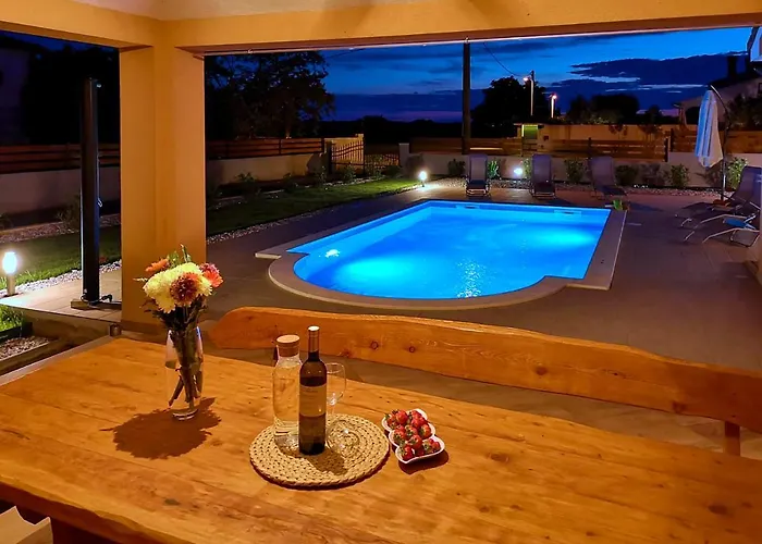 Bartona For 8 Persons With Private Swimmingpool וילה *