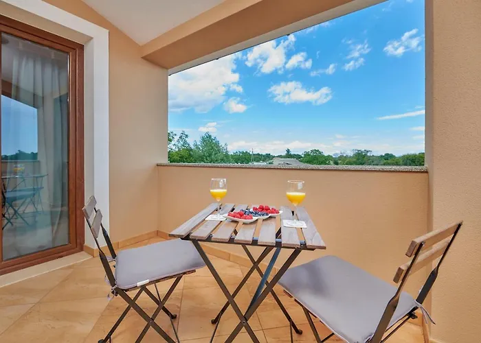 Bartona For 8 Persons With Private Swimmingpool וילה