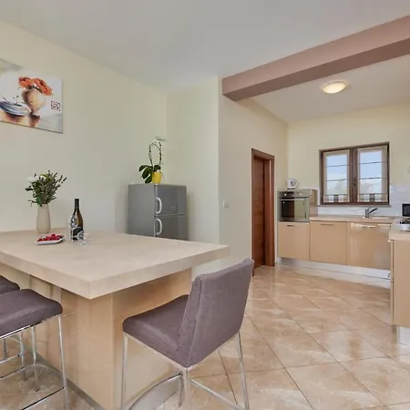 Villa Bartona For 8 Persons With Private Swimmingpool Pula