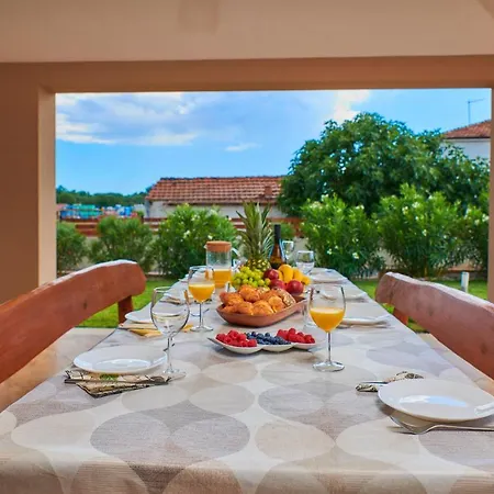 Villa Bartona For 8 Persons With Private Swimmingpool Pola