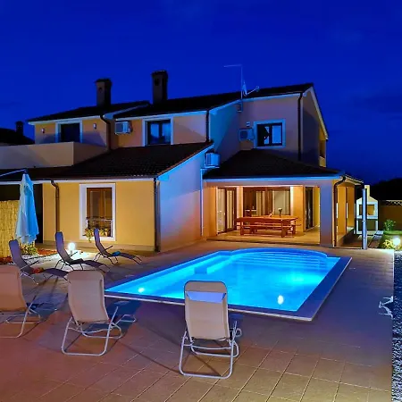 Bartona For 8 Persons With Private Swimmingpool *