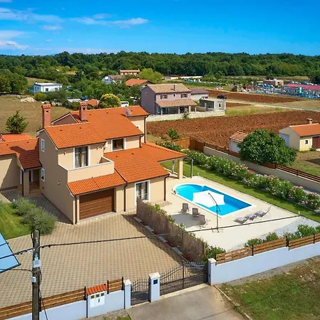 Bartona For 8 Persons With Private Swimmingpool Villa Pola