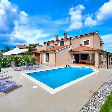 Villa Bartona For 8 Persons With Private Swimmingpool Pola