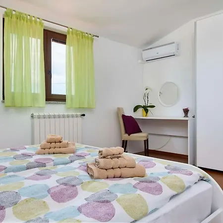 Bartona For 8 Persons With Private Swimmingpool Пула