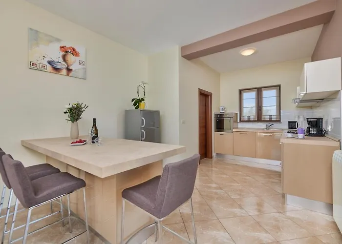 Vila Bartona For 8 Persons With Private Swimmingpool Pula