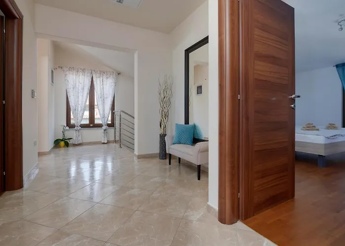 Bartona For 8 Persons With Private Swimmingpool Villa