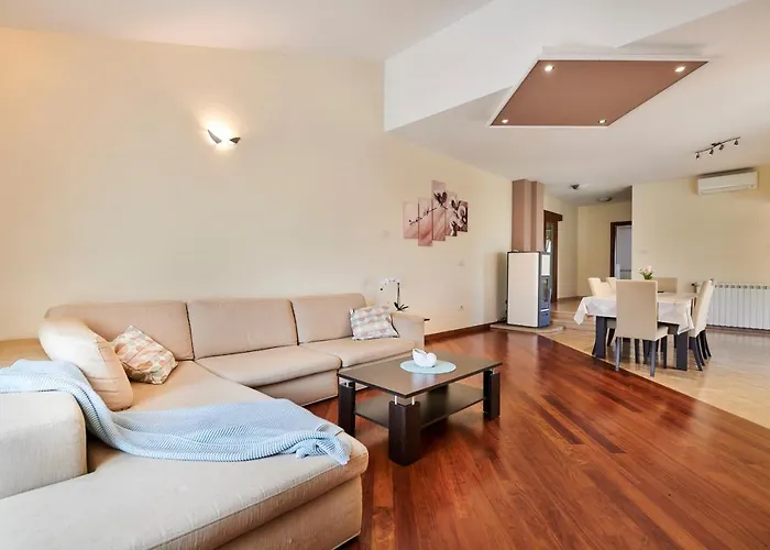 Villa Bartona For 8 Persons With Private Swimmingpool