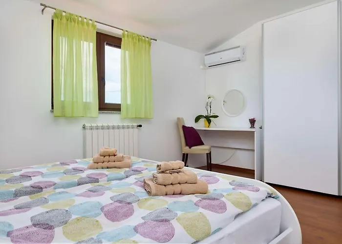 Bartona For 8 Persons With Private Swimmingpool Pula