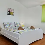 Bartona For 8 Persons With Private Swimmingpool Pula
