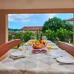 Villa Bartona For 8 Persons With Private Swimmingpool Pula