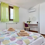 Bartona For 8 Persons With Private Swimmingpool Pula