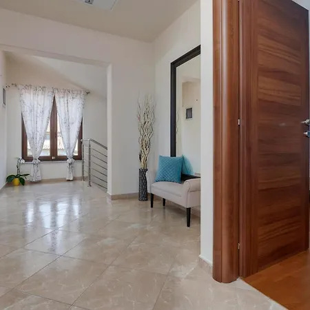 Bartona For 8 Persons With Private Swimmingpool Vila
