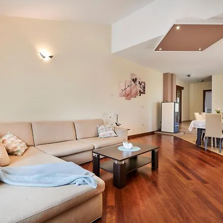Vila Bartona For 8 Persons With Private Swimmingpool
