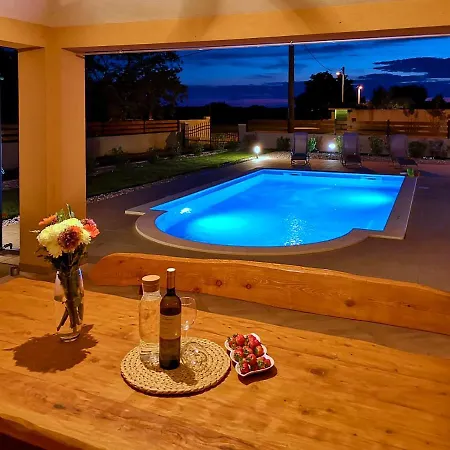 Bartona For 8 Persons With Private Swimmingpool Vila *
